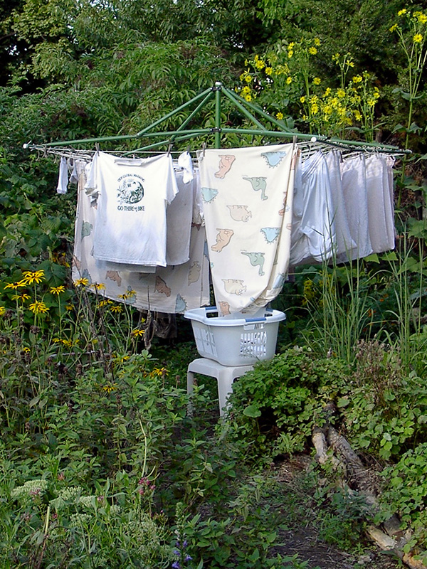 Drying laundry with a solar clothes dryer
