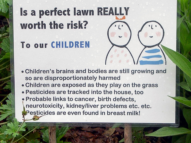 Pesticide sign about children ©Janet Allen