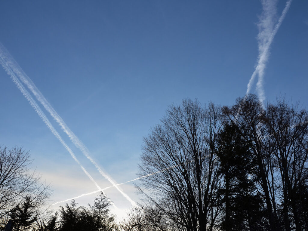 Jet contrails